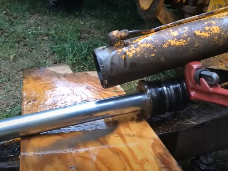 Come rimuovere il cilindro idraulico dall'escavatore